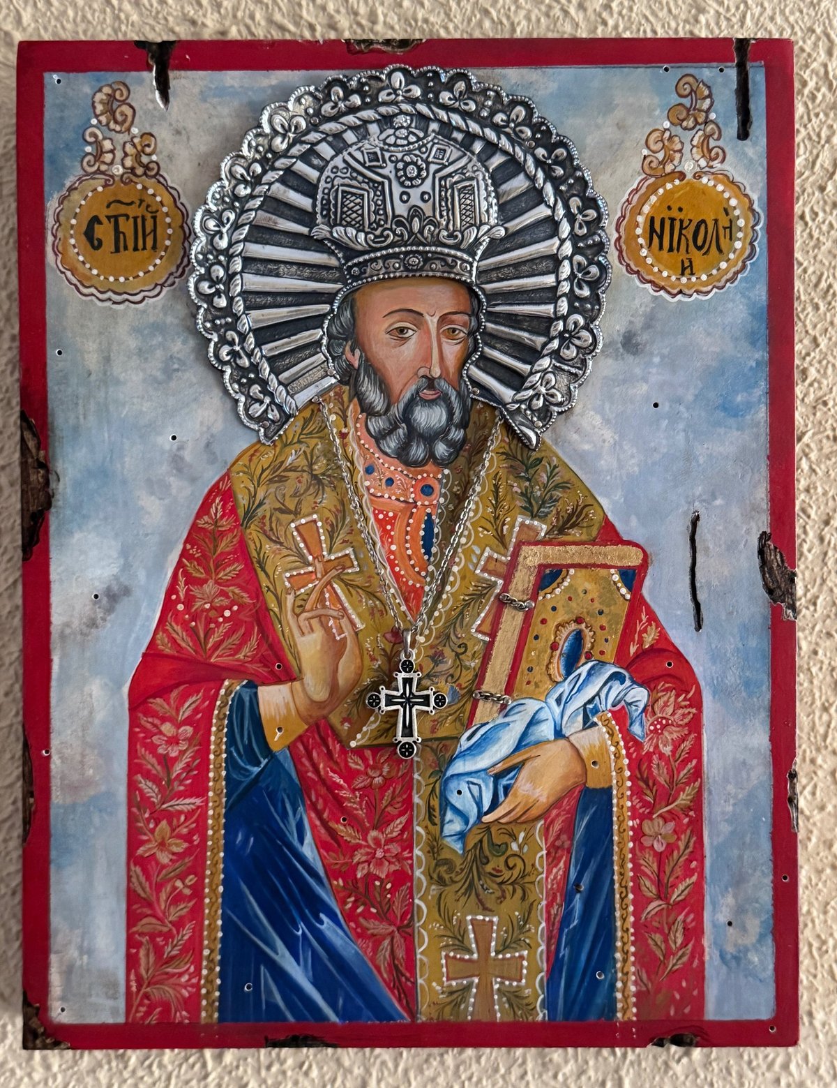 San Nicolás con mitra y cruz