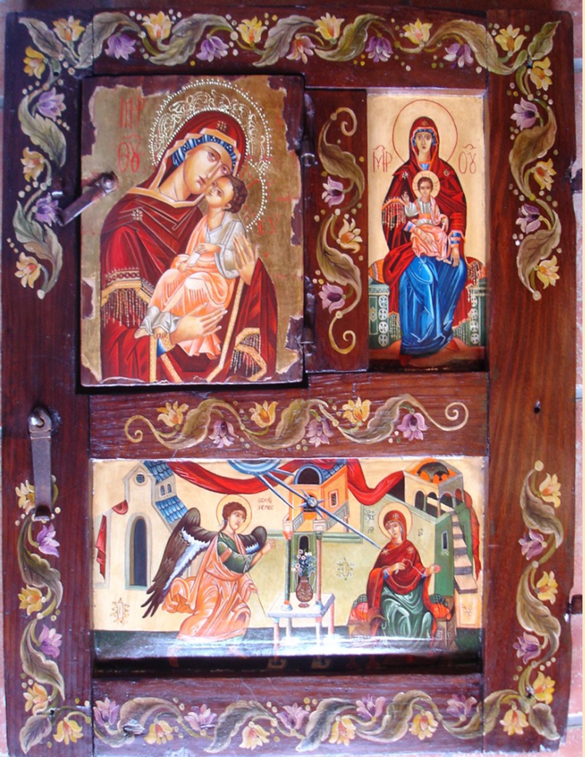 Tríptico de iconos en marco decorado