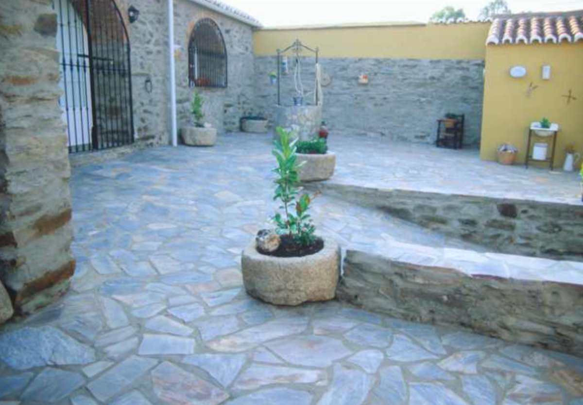 Patio del museo con suelo de cuarcita