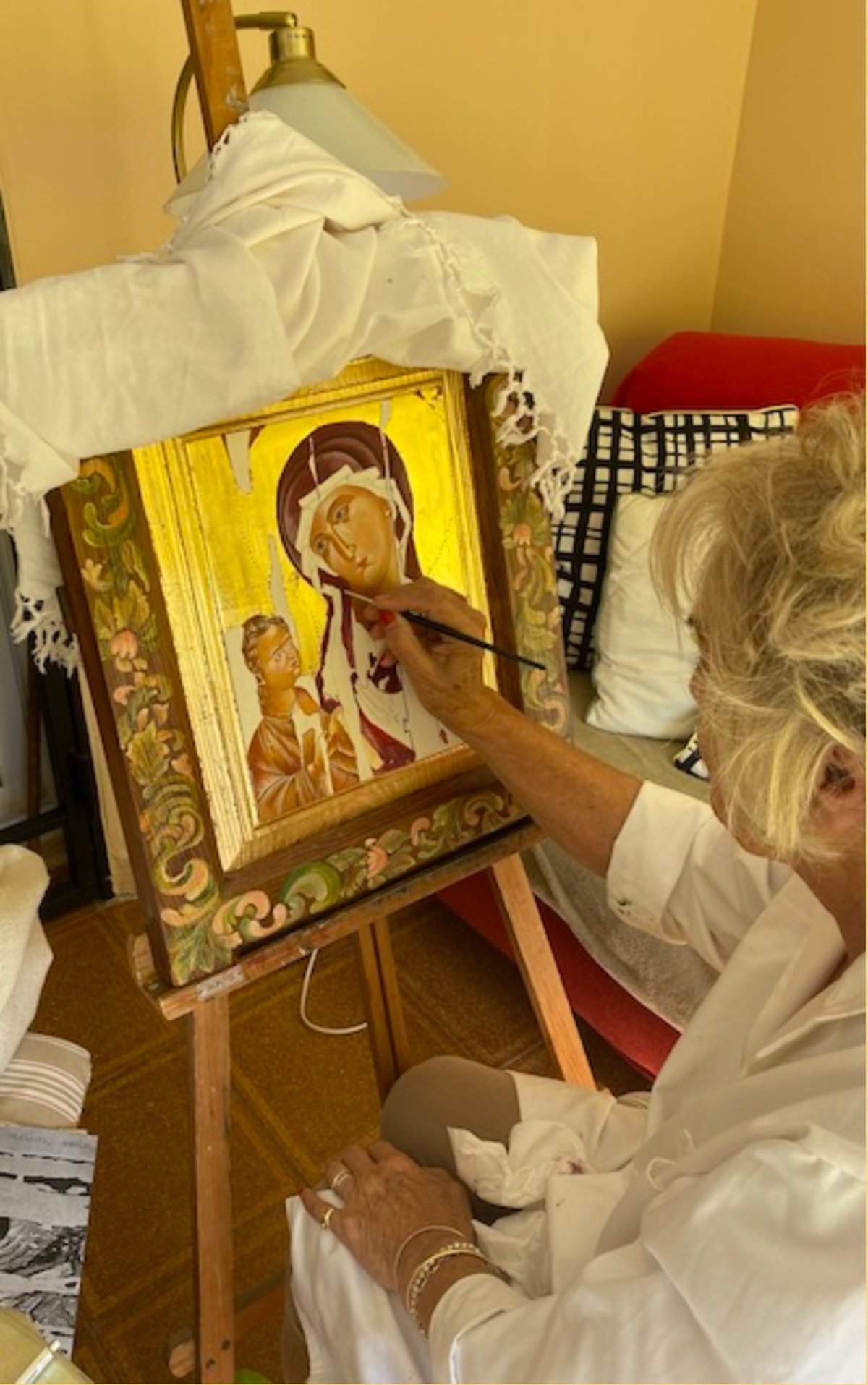 Paquita Morgado pintando un icono