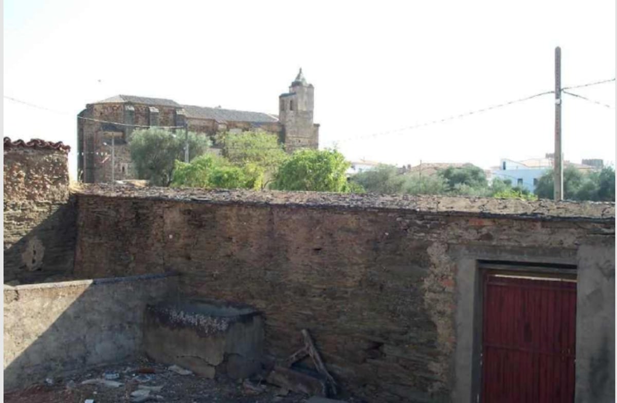 Vista desde el tejado con la iglesia de Monroy al fondo